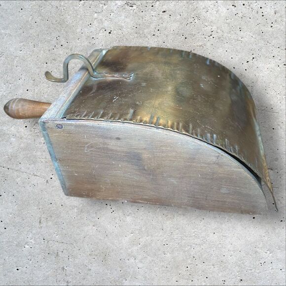 Vintage copper/wood ash & coal scuttle. Copper lid has large hammered imprints. - Picture 1 of 8